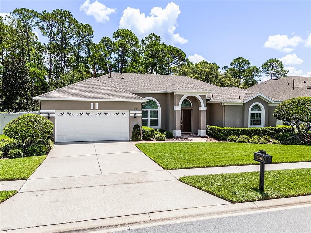 Single-story home with a manicured lawn in Oviedo, Florida